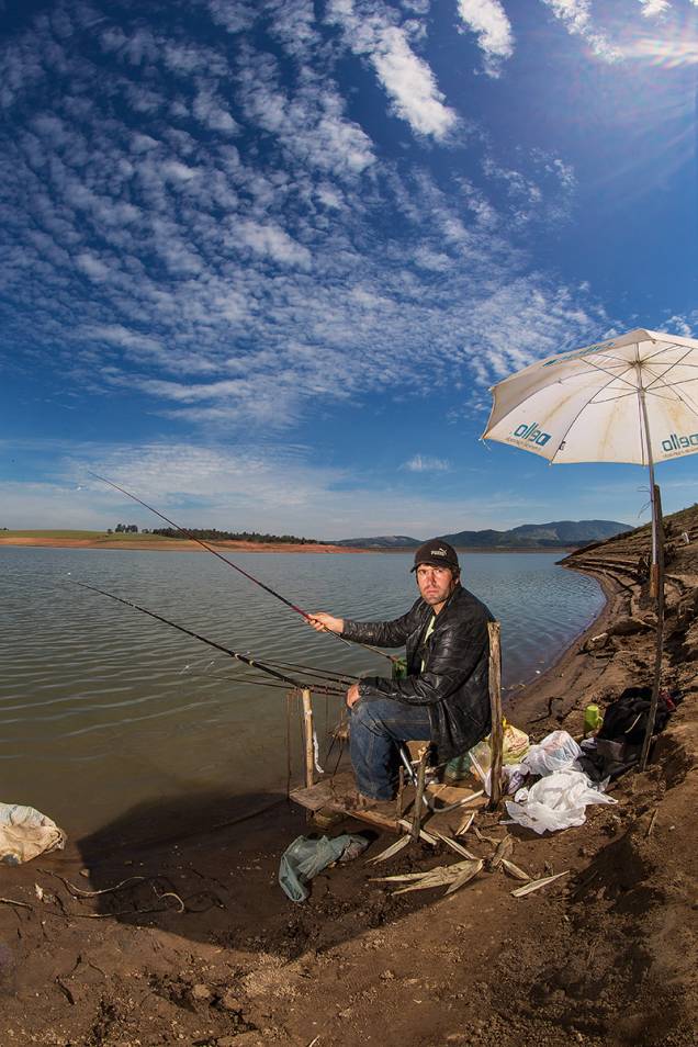 Agricultor passa seis horas sem pegar peixe: colapso hídrico já registrado em outubro de 2014