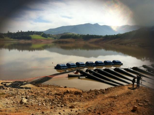 Represa Jaguari/Jacareí: bombas captam a água do volume morto