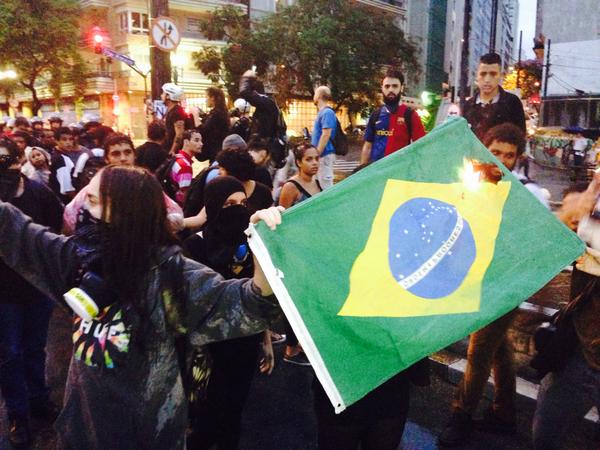 Queima da bandeira: black block foi repreendido pela PM Queima da bandeira: black block foi repreendido pela PM