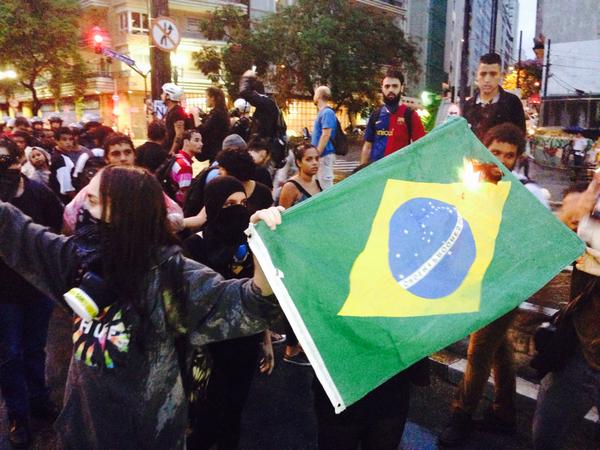 Queima da bandeira: black block foi repreendido pela PM