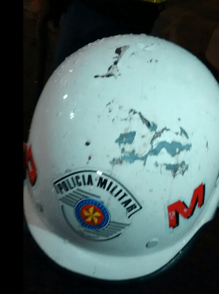 Capacete de PM: atingido por pedrada Capacete de PM: atingido por pedrada