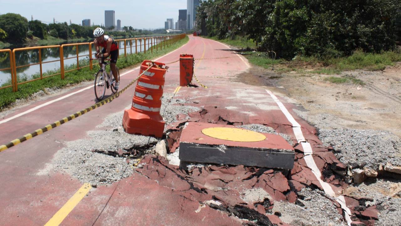 Cratera Ciclovia Marginal Pinheiros