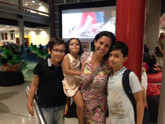 A família da comerciante Fabiana Silva foi conferir o filme