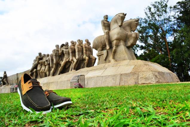 Homenagem à cidade: sapatos no Monumento às Bandeira