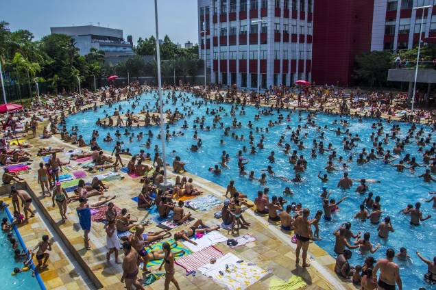 	Centenas de paulistanos se refugiaram do calor na piscina do Sesc Belenzinho, na Zona Leste, neste domingo (18)