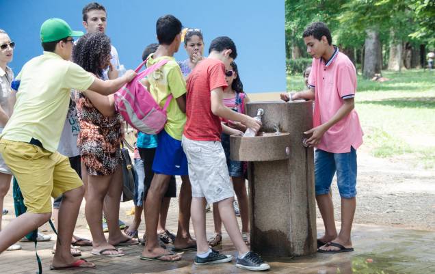 	Bebedouro disputado: adolescentem fazem fila para beber água no Parque do Ibirapuera