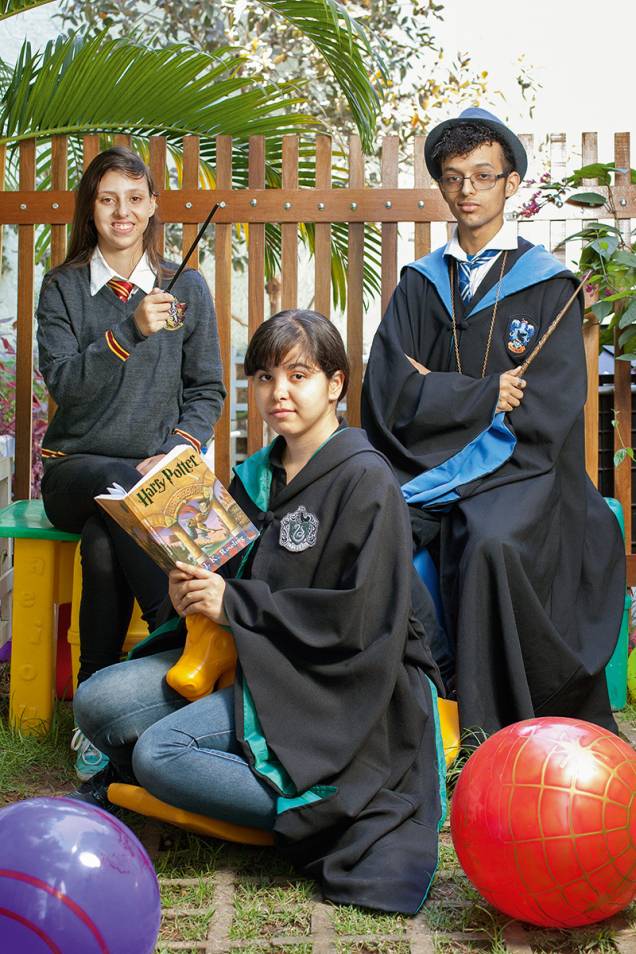 É gratificante incentivar o hábito da leitura por meio das histórias de Harry Potter" - Jessyca Araujo (<em>no centro</em>)