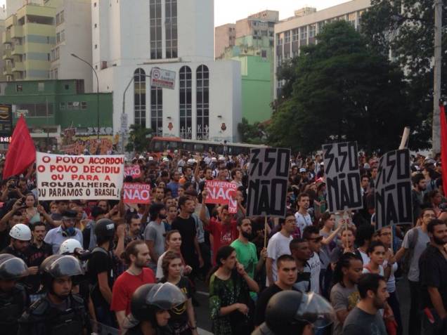 Passeata começou a descer em direção ao centro pela Rua da Consolação