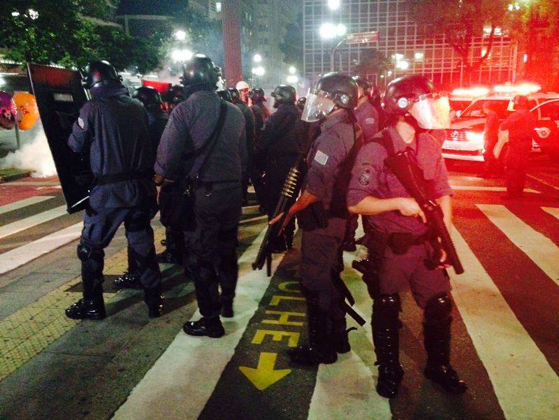PMs come&ccedil;aram a dispersar os manifestantes com armas qu&iacute;micas