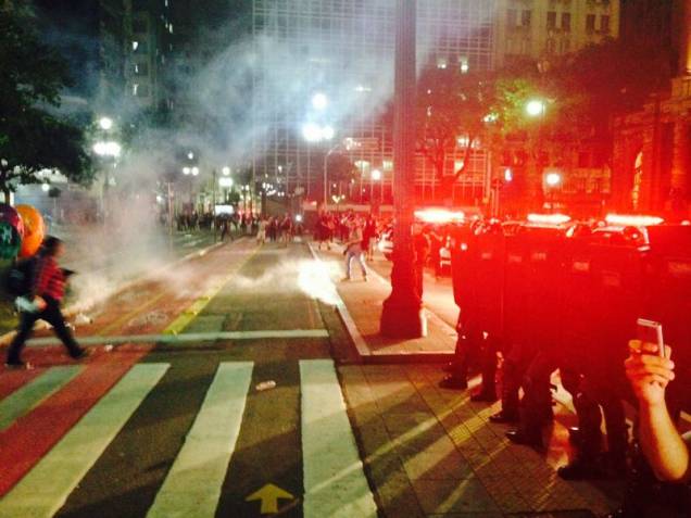 Bombas de gás lacrimogêneo foram atiradas sobre as pessoas em frente ao Theatro Municipal