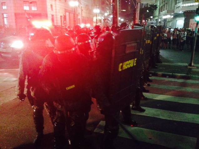 PMs fizeram barreira na esquina da Rua Xavier de Toledo para conter os manifestantes