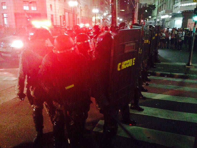 PMs fizeram barreira na esquina da Rua Xavier de Toledo para conter os manifestantes