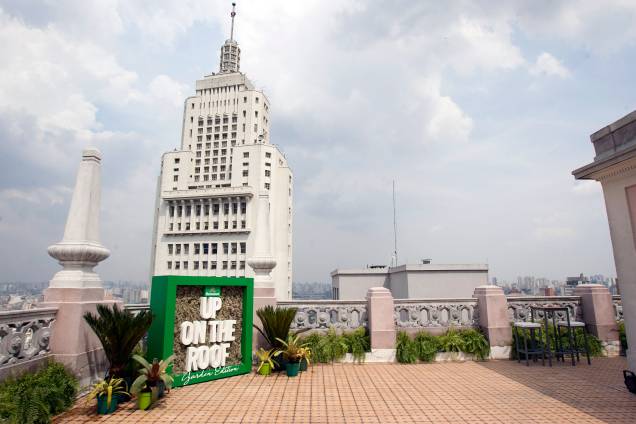 Pista de dança a cpeu aberto e com vista para o prédio conhecido como Banespão: local está a 105 metros do nível da rua