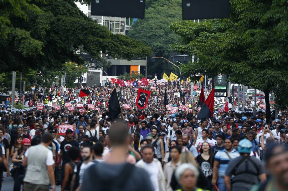 Manifestantes fecham os dois sentidos da Rua da Consolação