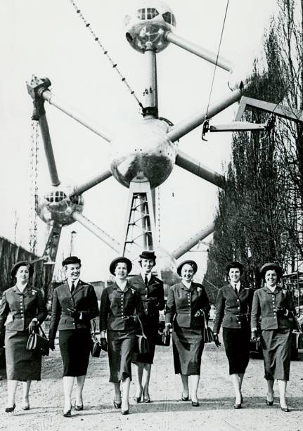 Recepcionistas da Exposição Universal de Bruxelas, em 1958: bolsas Delvaux em edição especial