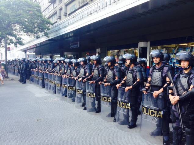 Polícia cerca porta das Casas Bahia na Praça Ramos