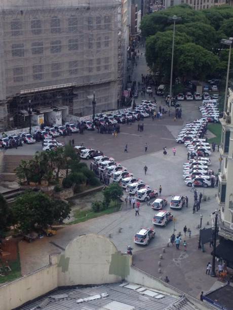 Viaturas da Polícia Militar antes do início do protesto nesta sexta-feira (9)