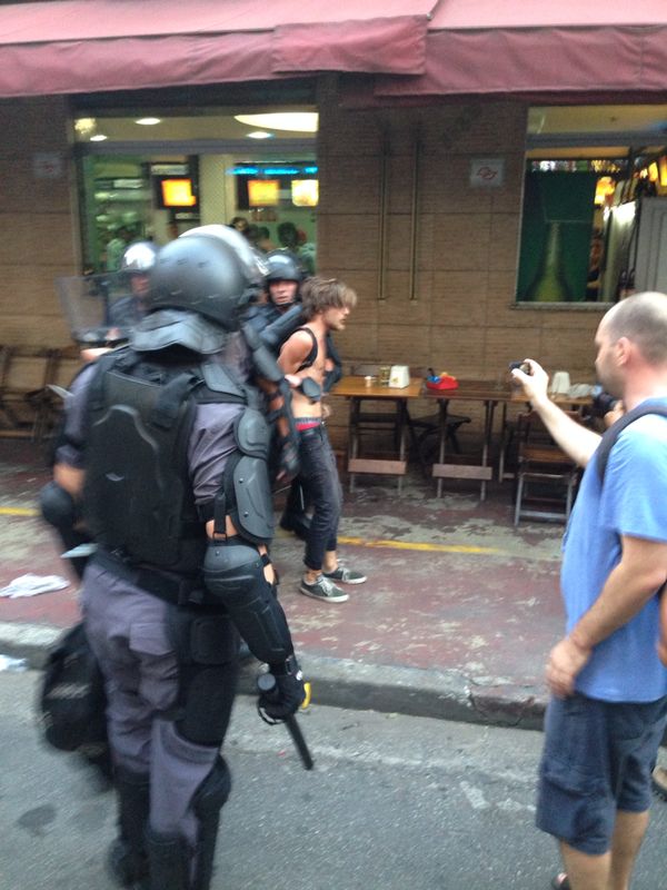 Manifestante é detido pela polícia