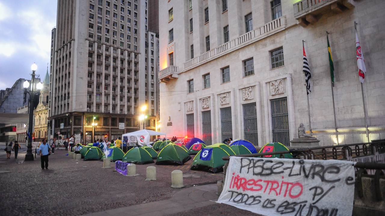 Estudantes acampam na prefeitura - manifestação - passe livre