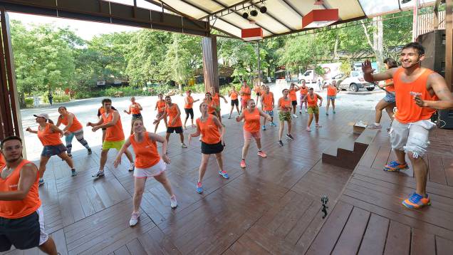 O professor Bruno Movio diverte as alunas que queimam muitas calorias na aula de zumba