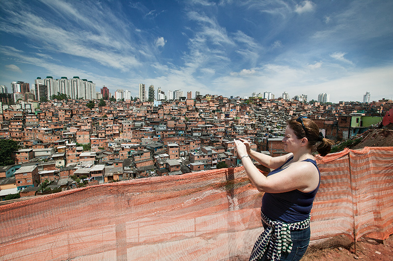 Karen Young aprecia vista de Paraisópolis Favela Tour