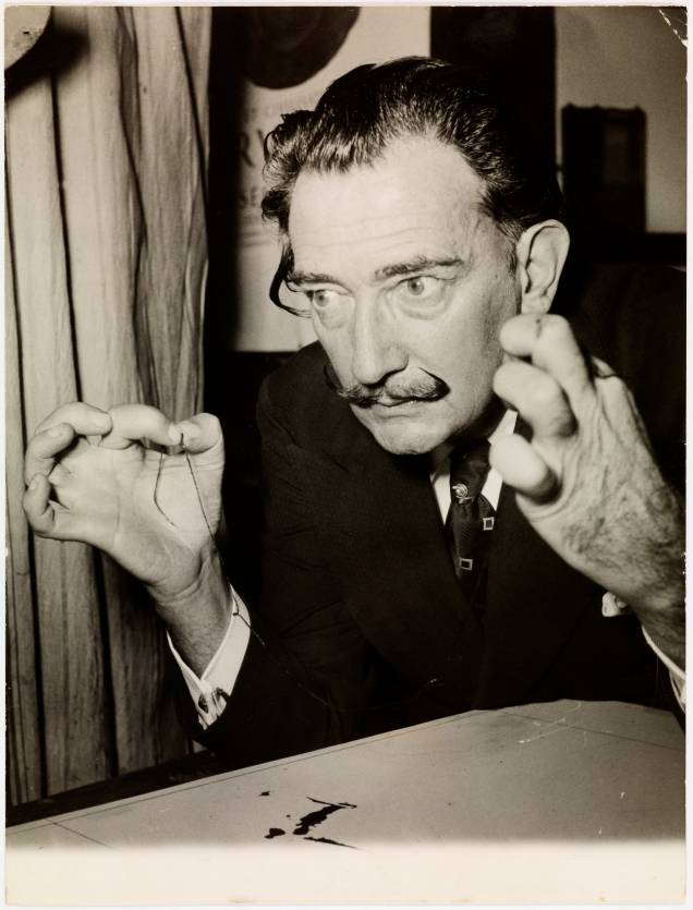 O artista Salvador Dalí em 1956