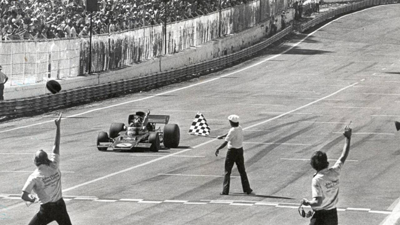 Emerson Fittipaldi, da Lotus, recebendo a bandeirada pela vitória no GP do Brasil