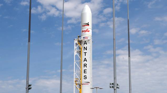 O foguete Antares, ainda intacto, antes de seu lançamento