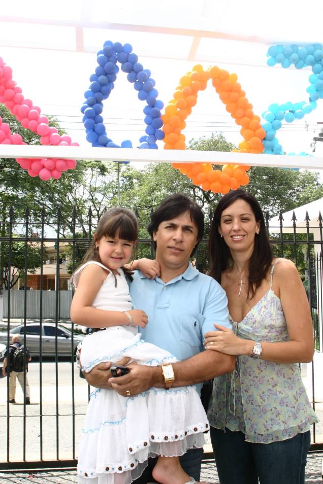 Tom Cavalcante com a esposa, Patrícia, e a filha, Maria Antonia, na festa de comemoração ao nascimento do bebê de número cinco mil