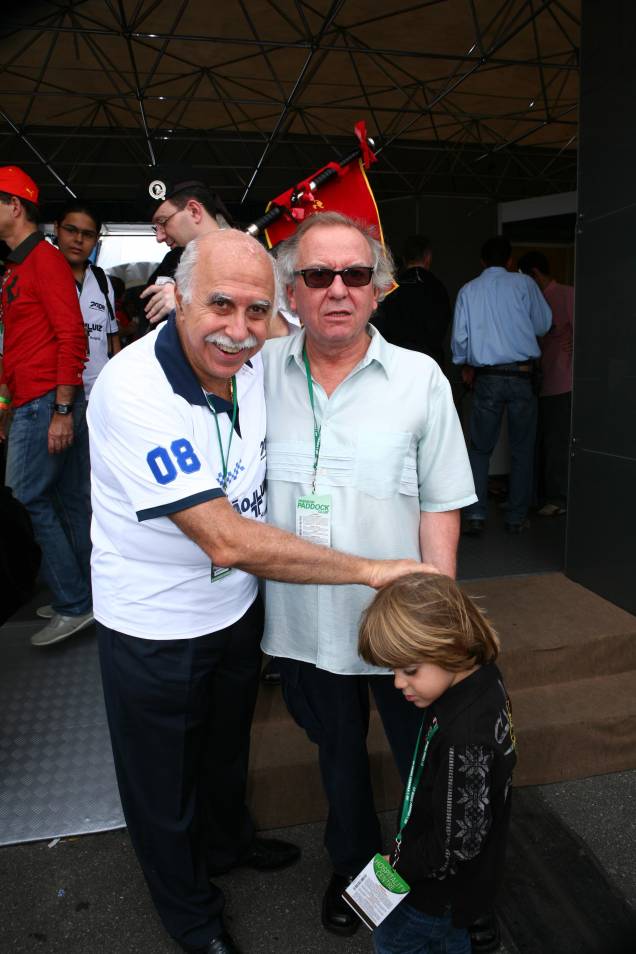 Roger Abdelmassih e Washington Olivetto com o filho, Théo, no GP Brasil de F-1, no Autódromo de Interlagos, em 2008