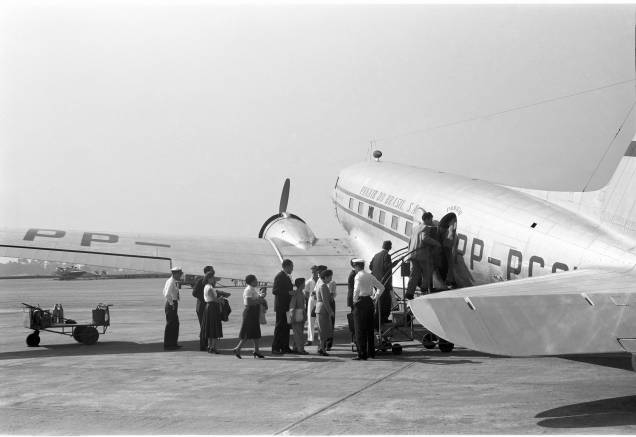 DC-3 da Panair, em 1953, no Aeroporto de Congonhas: embarque dos passageiros na pista