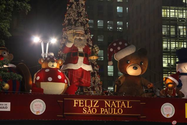 Papai Noel gigante tem nove metros de altura