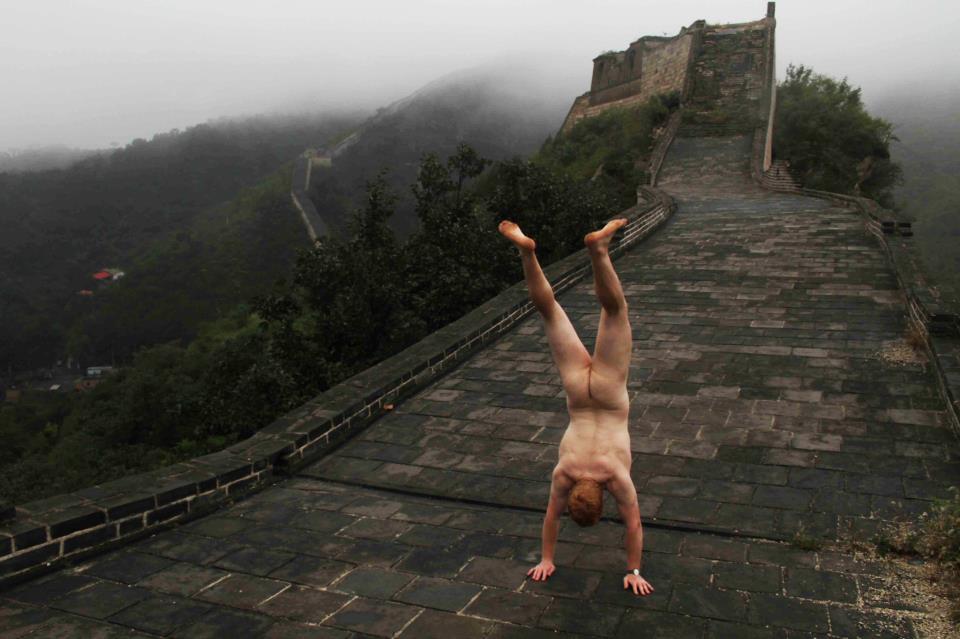 The Naked Handstander Muralha China