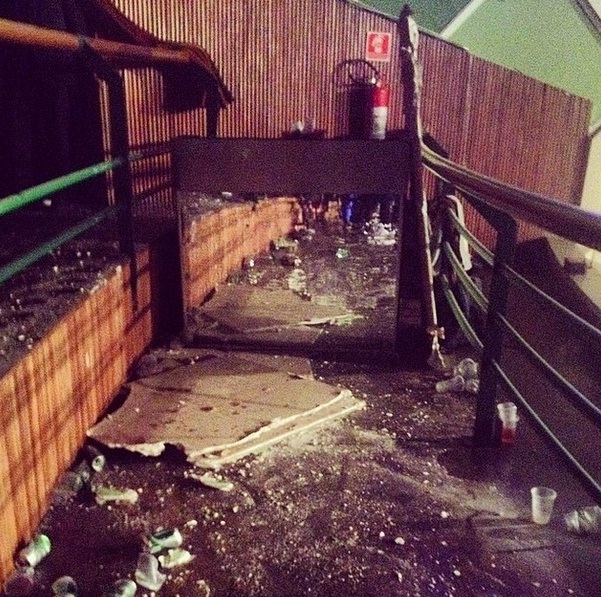 Uma pessoa fica ferida após parte do teto do Cine Jóia cair em festa