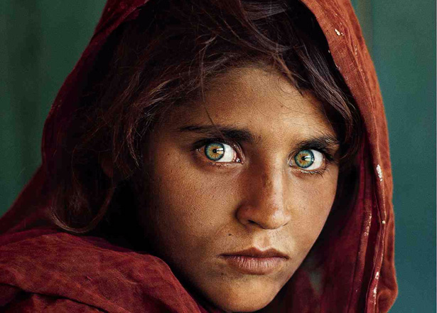 A famosa garota afegã clicada por Steve McCurry (1984)