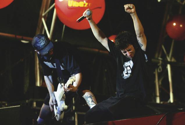 Suavizando referências que vinham do Bad Religion e de contemporâneos como o Green Day, o CPM 22 gravou um álbum independente em 2000,<em> A Alguns Quilômetros de Nenhum Lugar,</em> e logo foi convidado para integrar o selo de Rick Bonadio. As letras românticas misturadas ao hardcore melódico foram a fórmula do sucesso de <em>Chegou a Hora de Recomeçar </em>(2002) e dos álbuns seguintes. A banda permanece unida, ainda que a popularidade tenha arrefecido há tempos.