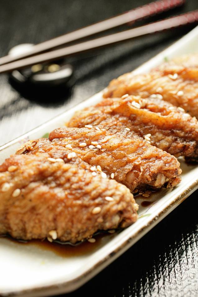 Asinhas de frango fritas em caldo adocicado do Izakaya Matsu