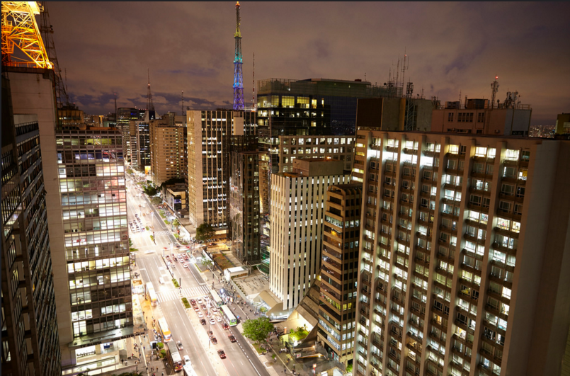 Vista aérea da Avenida Paulista à noite