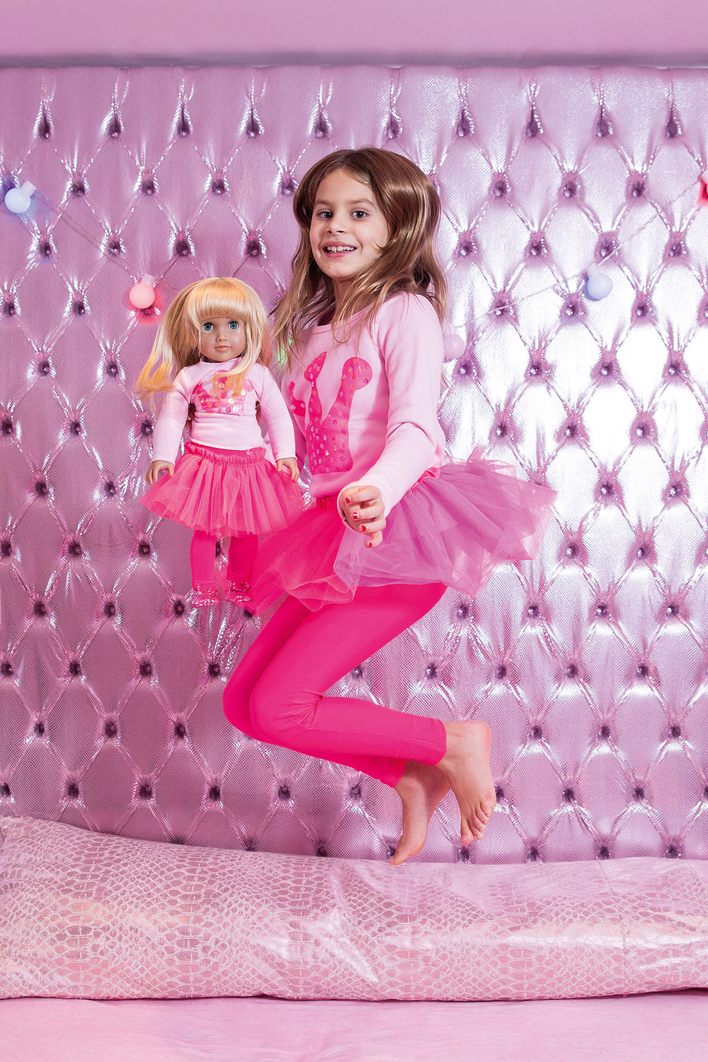 Empresa faz sucesso criando mesmo look para bonecas e meninas