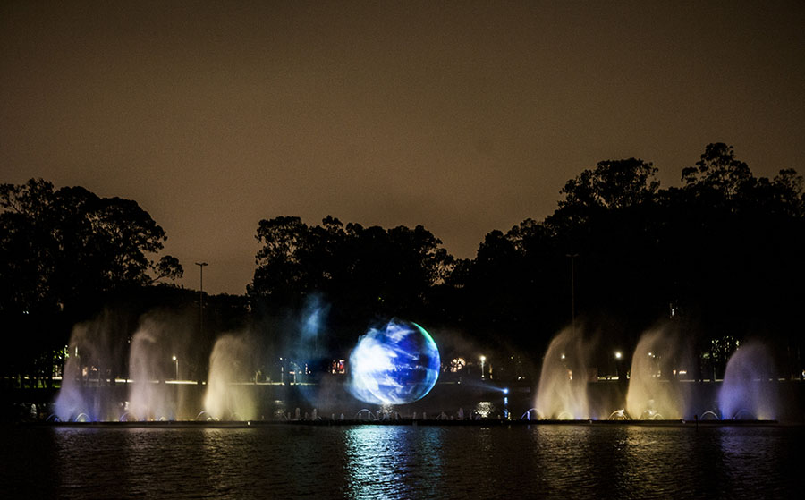 Representação da Terra é projetada nas águas da fonte multimídia do Ibirapuera