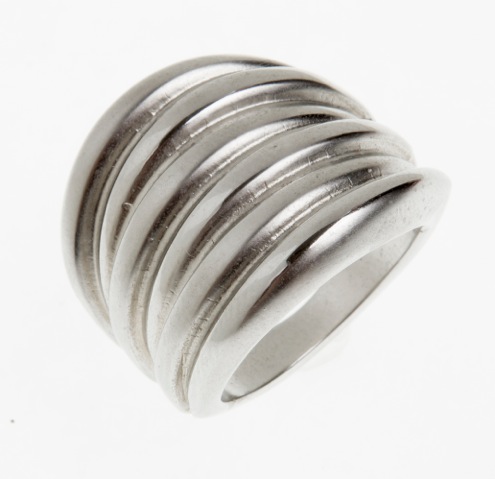 Paris Bijoux: anel prata em forma de argolas (R$ 12,58)