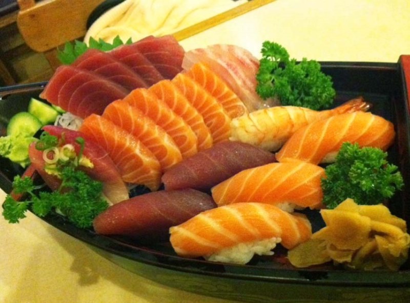 Combinado de sushi e sashimi servido no Hinodê