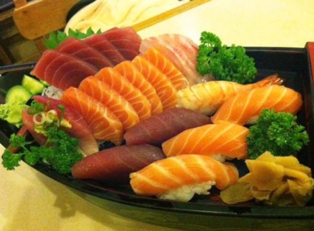 Combinado de sushi e sashimi servido no Hinodê
