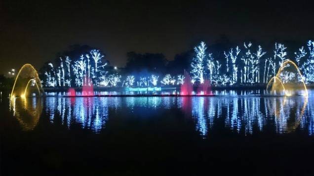 	Luzes no parque Ibirapuera atrai paulistanos da cidade para assistirem a apresentção