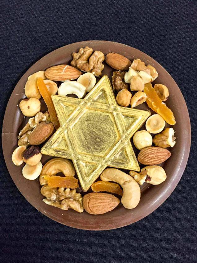 Ano-Novo judaico: moeda de chocolate ao leite com castanhas e frutas secas mais uma estrela de Davi no centro