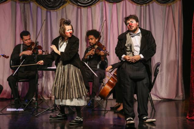 Os palhaços Nerdolino e Batatinha demonstram suas "habilidades" musicais Os palhaços Nerdolino e Batatinha demonstram suas "habilidades" musicais
