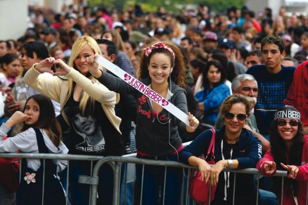 Abertura das bilheterias para o show de 2011: centenas de garotas de todas as idades disputam espaço para a compra de ingressos