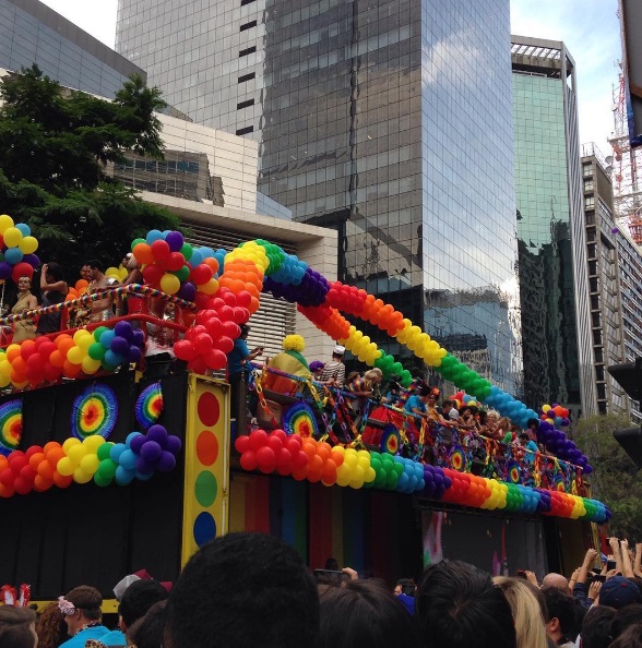 Trio elétrico na Parada Gay