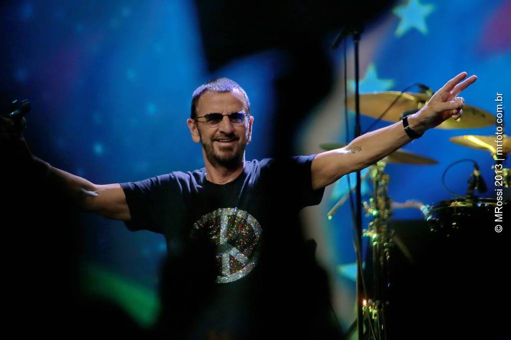 Ringo Starr faz show nostálgico com clima de festa entre amigos