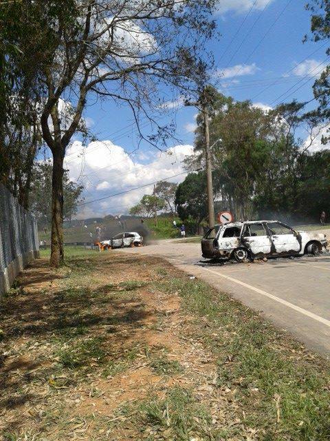 Carros queimados durante o protesto